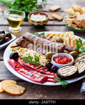 Kebab. Traditionelle orientalische, Arabische und mediterrane Fleisch Kebab mit gegrilltem Gemüse Stockfoto