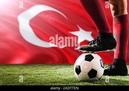 Nahaufnahme Beine der Türkei Fußball Team Player in roten Socken, Schuhe auf Fußball im Free Kick oder elfmeterpunkt Spielen auf Gras. Stockfoto