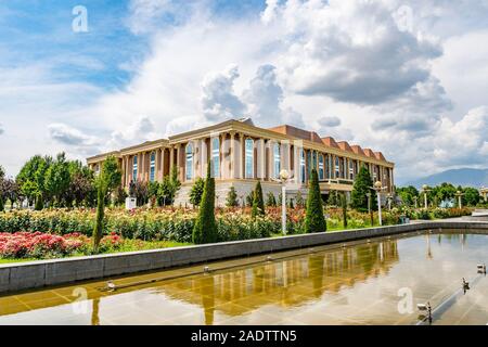 Duschanbe Flag Pole Park malerische Ansicht von Tadschikistan National Museum auf einem sonnigen blauen Himmel Tag Stockfoto