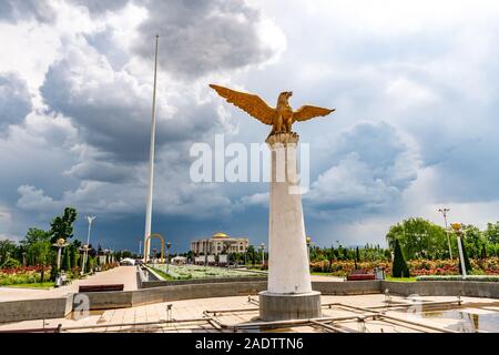 Duschanbe Flag Pole Park malerische Aussicht auf eherne Adler Statue auf einem sonnigen blauen Himmel Tag Stockfoto