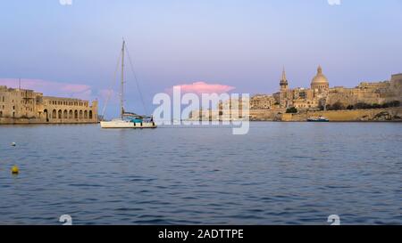 Malta. Valletta Skyline bei Sonnenuntergang mit Basilika und Lazzaretto von Manoel Island, betrachtet aus Ta Xbiex Stockfoto