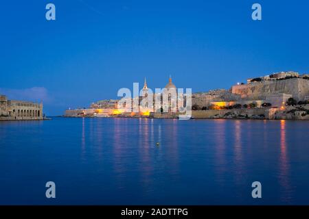 Malta. Valletta Skyline bei Sonnenuntergang mit Basilika und Lazzaretto von Manoel Island, betrachtet aus Ta Xbiex Stockfoto