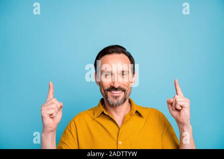 Portrait von positiven Fröhliche cool Mann Veranstalter punkt Zeigefinger copyspace demonstrieren Option ankündigen Rabatte casual style Kleidung tragen Stockfoto