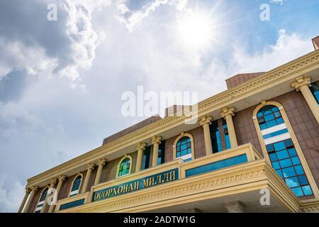 Duschanbe Flag Pole Park malerische Ansicht von Tadschikistan National Museum auf einem sonnigen blauen Himmel Tag Stockfoto