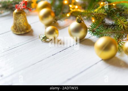 Schöne Weihnachten Dekoration (Kugeln, Lichter, kiefer Niederlassungen) auf alten weißen, Holz- Hintergrund. Platz für Text Stockfoto