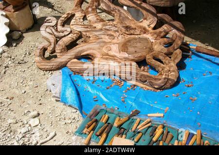 Holz schnitzen und Wood carving Tools in Fafa Island, Tonga, Tongatapu Insel im Südpazifik. Stockfoto