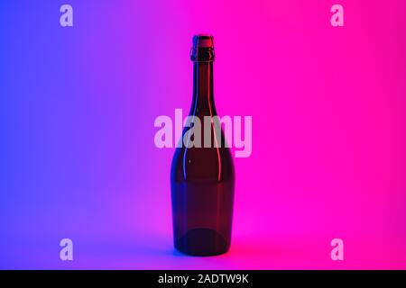 Uncorcked Flasche Sekt in Neon Hintergrund. Alkoholische Getränke im pulsierenden Lichter, das Konzept der Party, Urlaub und Trinken Stockfoto