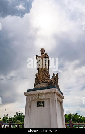 Duschanbe Flag Pole Park malerische Ansicht von Abu Abdullah Rudaki Statue auf einem trüben Regentag Stockfoto