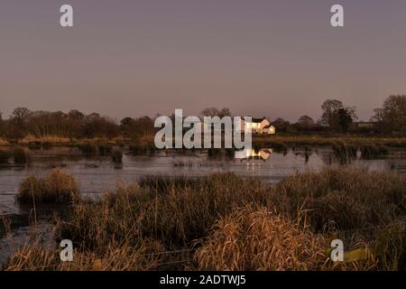 Ein Winterabend im Whixall Moss, einem Feuchtgebiet und Vogelschutzgebiet in der Nähe von Whitchurch, Shropshire, Großbritannien Stockfoto