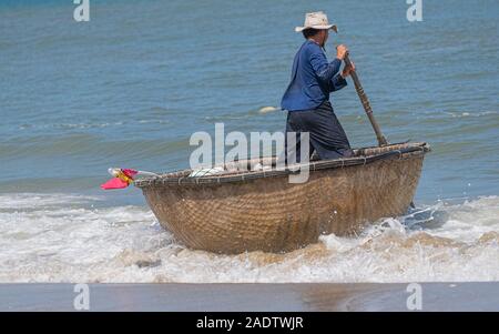 Vietnamesische coracle Bambus geflochtenen Korb boot Hoi An Vietnam Stockfoto