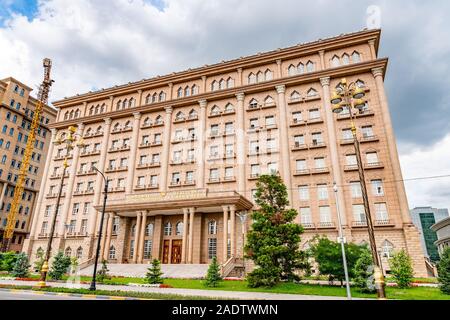 Duschanbe Ministerium für Auswärtige Angelegenheiten Gebäude malerischen Low Angle View an einem bewölkten Tag Stockfoto