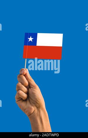 Frau hand Chile Flagge mit Stick, wehende Flagge auf tief blauen Himmel. Die nationalen Thema, tief blauen Himmel. Stockfoto