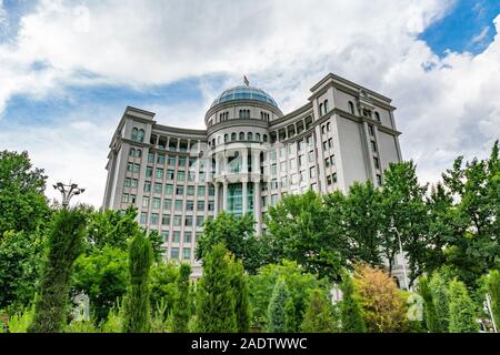 Duschanbe Regierung von Tadschikistan Gebäude malerischen Blick auf einem trüben Regentag Stockfoto