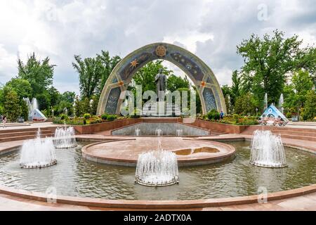 Duschanbe Abu Abdullah Rudaki Park Statue malerischen Blick mit Springbrunnen an einem bewölkten Tag Stockfoto