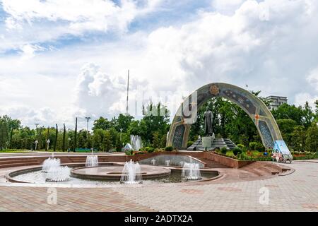 Duschanbe Abu Abdullah Rudaki Park Statue malerischen Blick mit Springbrunnen an einem bewölkten Tag Stockfoto