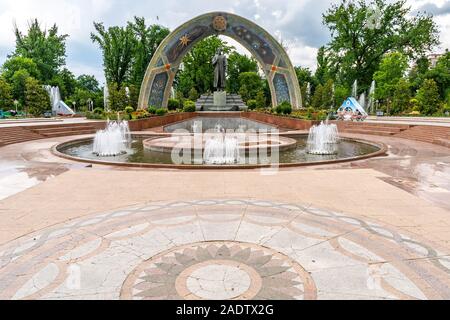 Duschanbe Abu Abdullah Rudaki Park Statue malerischen Blick mit Springbrunnen an einem bewölkten Tag Stockfoto