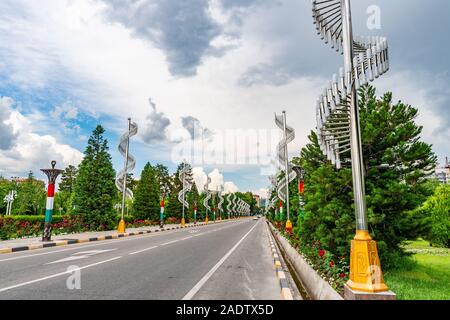 Duschanbe Abu Abdullah Rudaki Park malerische führenden Linien Blick auf Teheran Straße an einem bewölkten Tag Stockfoto