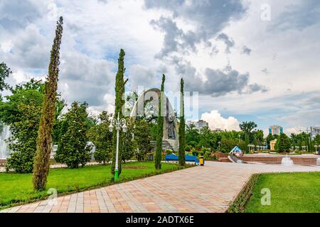 Duschanbe Abu Abdullah Rudaki Park Statue malerischen Blick mit Springbrunnen an einem bewölkten Tag Stockfoto