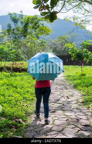Touristische mit blauem Dach auf dem Gelände meines Sohnes UNESCO Weltkulturerbe, Vietnam Stockfoto
