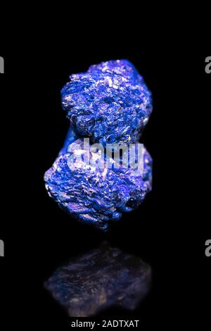 Blaue Azurit mineral Edelstein vor schwarzem Hintergrund, raue Crystal mit Reflektion Stockfoto