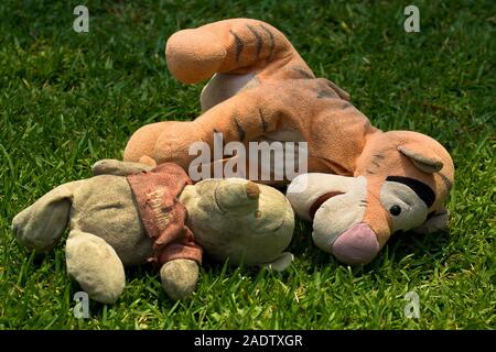 Alte Stofftiere nun von der Labrador geliebt. Stockfoto