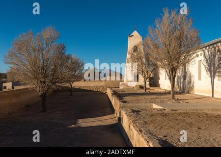 Weiß getünchten Adobe, Kirche San Juan del Rosario, südlichen Altiplano, Salar de Uyuni, Potosi, im Südwesten von Bolivien, Lateinamerika Stockfoto