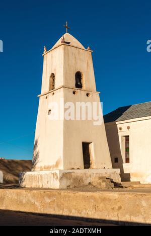 Weiß getünchten Adobe, Kirche San Juan del Rosario, südlichen Altiplano, Salar de Uyuni, Potosi, im Südwesten von Bolivien, Lateinamerika Stockfoto