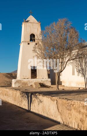 Weiß getünchten Adobe, Kirche San Juan del Rosario, südlichen Altiplano, Salar de Uyuni, Potosi, im Südwesten von Bolivien, Lateinamerika Stockfoto