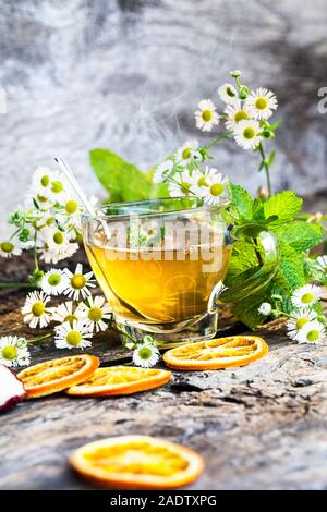 Kamille in kochendem Schale - Still Life Stockfoto