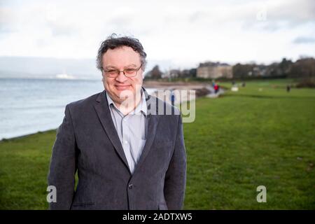 Stephen Farry, der der Partei des Kandidaten in Nordirland für den Norden, die in der bevorstehenden allgemeinen Wahlen am 1. Dezember, am Holywood Meer. Herr Farry ist in einer Schlacht für den Sitz gegen der DUP Alex Easton. Lady Sylvia Hermon diente als Mitglied des Europäischen Parlaments für den Wahlkreis zwischen 2001 und 2019, und wählen Sie "nicht für eine weitere Amtszeit erneut aus. Stockfoto