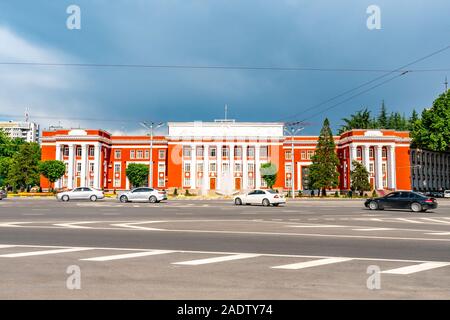 Duschanbe das Parlament der Republik Tadschikistan Atemberaubend malerischen Blick mit Verkehr auf einem sonnigen blauen Himmel Tag Stockfoto