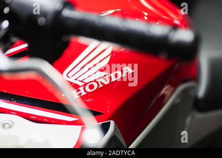 Bangkok, Thailand - Dezember 5, 2019: Honda Logo auf den Körper sport Motorrad an einem Auto zeigen. Honda ist ein eines der berühmten Herstellung von automob Stockfoto