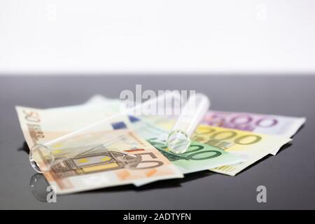 Konzept bild Panoramablick auf das Reagenzglas mit Euro-banknoten, Konzepte wie Forschung Gebühren oder Schulgeld, teure Medizin oder die pharmazeutische Industrie Stockfoto