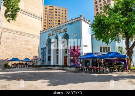 Duschanbe Vatan Kino malerischen Atemberaubenden Blick auf rudaki Avenue auf einem sonnigen blauen Himmel Tag Stockfoto