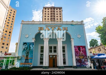 Duschanbe Vatan Kino malerischen Atemberaubenden Blick auf rudaki Avenue auf einem sonnigen blauen Himmel Tag Stockfoto