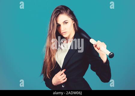 Business Lady Boss. Zeit erfordert entscheidende Maßnahmen. Vertrauen und Stärke. Das Spiel. Bauen Karriere. Frau hübsches Mädchen tragen formalen Jacke und halten Sie Baseball Bat. Business Strategie. Aggressiv. Stockfoto