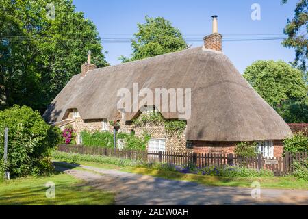 Ein hübsches freistehendes Reetdachhaus am Straßenrand durch Sandy Lane Village in der Pfarrei von Bromham und Chittoe Wiltshire England Großbritannien Stockfoto