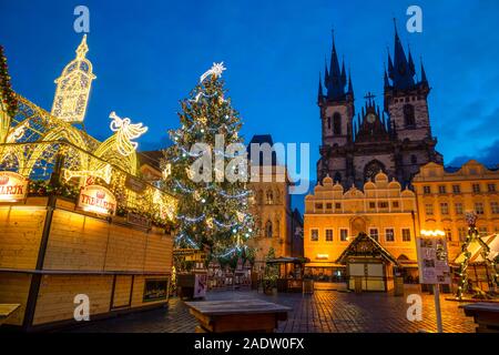 Prag, Tschechische Republik - 3.12.2019: Weihnachtsmarkt mit Weihnachtsbaum auf dem Altstädter Ring in Prag am frühen Morgen, Tschechische Republik Stockfoto