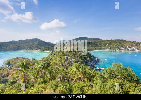 Anzeigen von Ao Chalok Baan Kao auf der linken und Ao Thian Og Bay auf der rechten Seite, wie von John suwan Sicht gesehen, Koh Tao, Thailand Stockfoto