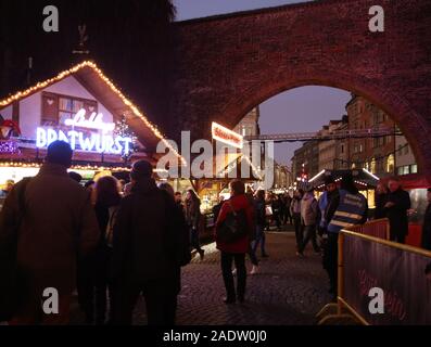 München, Deutschland - Dezember 3, 2019 Weihnachtsmarkt am Sendlinger Tor, große touristische Attraktion und gemütlich einen Glühwein mit Freunden zu trinken Stockfoto