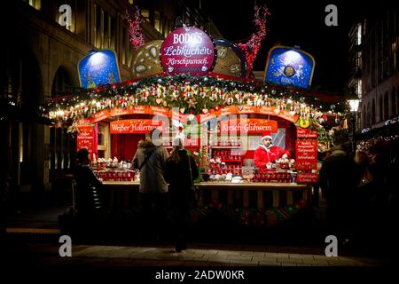 München, Deutschland - Dezember 3, 2019 Weihnachtsmarkt am Sendlinger Straße, einen Stand mit seinen exzellenten Lebkuchen Kuchen und Glühwein mit cherry Ju Stockfoto