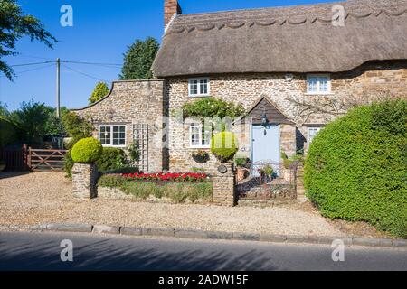 Eine alte Zeit am Straßenrand strohgedeckten freistehende cottagein Sandy Lanel Wiltshire England Großbritannien Stockfoto