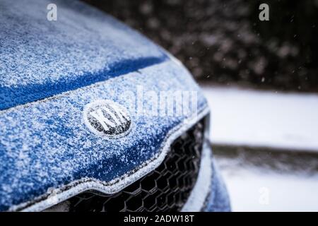 Minsk, Weißrussland - November 26, 2019: Kia-Logo in der Motorhaube Kia Auto mit Schnee im Winter Stockfoto