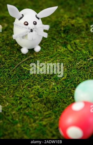 Osterhase zahlen und bunte Ostereier auf der grünen Wiese, saisonbereinigt Hintergrund Stockfoto