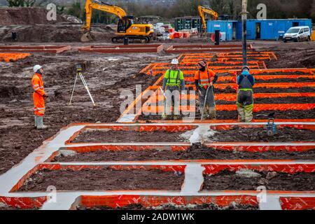 Persimmon Homes, Entwicklung von Douglas Garden bei der Hesketh Bank in Lancashire, während konkrete Fundamente vorbereitet werden. Dezember 2019 Stockfoto