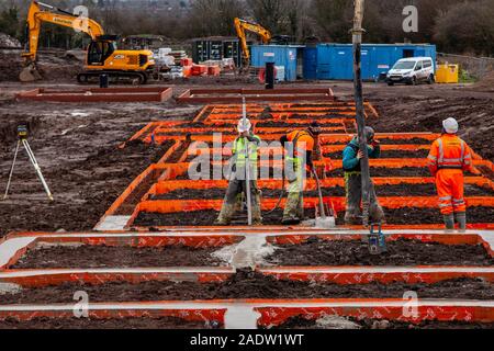 Persimmon Homes, Entwicklung von Douglas Garden bei der Hesketh Bank in Lancashire, während konkrete Fundamente vorbereitet werden. Dezember 2019 Stockfoto