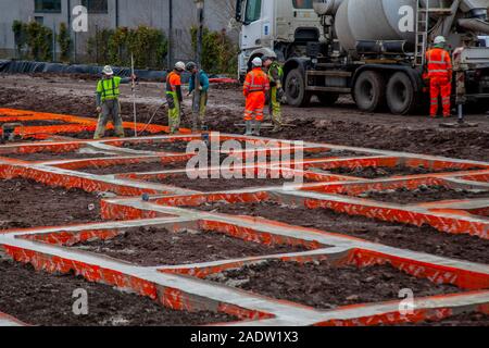 Persimmon Homes, Entwicklung von Douglas Garden bei der Hesketh Bank in Lancashire, während konkrete Fundamente vorbereitet werden. Dezember 2019 Stockfoto