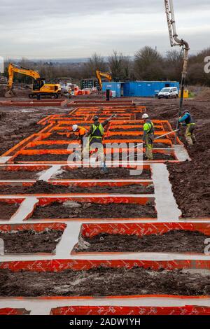 Persimmon Homes, Entwicklung von Douglas Garden bei der Hesketh Bank in Lancashire, während konkrete Fundamente vorbereitet werden. Dezember 2019 Stockfoto