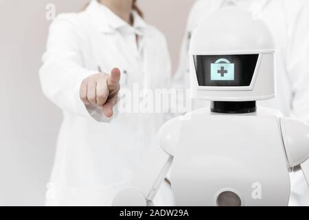 Pflege- Roboter in einem Krankenhaus oder Chirurgen mit Copyspace, Konzept autonome Serviceroboter unterstützt die Arbeit der Profis Stockfoto