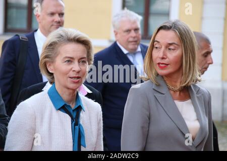 Magdeburg, Deutschland. 17 Okt, 2017. Bundesverteidigungsminister Ursula von der Leyen (CDU) und der Hohe Vertreter der EU für Außen- und Sicherheitspolitik, Federica Mogherini, besuchen Sie Magdeburg Dom. Kurz danach, dem Vertreter der EU für Außen- und Sicherheitspolitik war der Kaiser Otto Preis ausgezeichnet. Quelle: Stephan Schulz/dpa-Zentralbild/ZB/dpa/Alamy leben Nachrichten Stockfoto